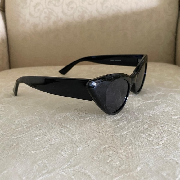 Cat-Eye Full Rim Sunglasses - Picture 2 of 7